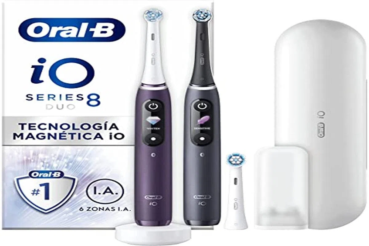 Oral-B iO 8 elektrische Zahnbürsten, wiederaufladbar, violetter und schwarzer Griff, Bluetooth-Verbindung, mit Magnettechnologie, Geschenk zum Vatertag, 3 Aufsteckbürsten, 1 Reiseetui