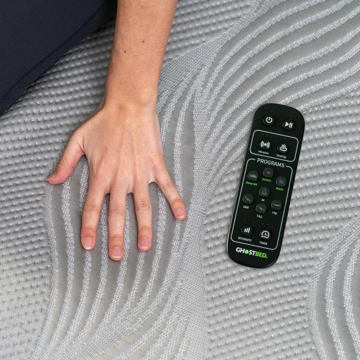 GhostBed Ganzkörper-Massagematte mit 7,6 cm Gel-Memory-Schaum, 7 Programme, beheiztes Massagekissen für Bett, Vibrations- und Wärmetherapie, Massagematten für den ganzen Körper, Bett-Massagegerät,